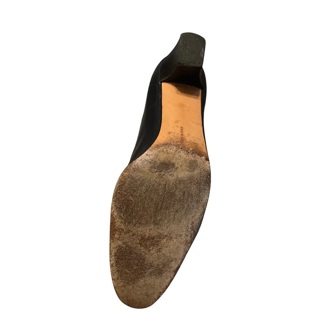 Salvatore Ferragamo Beatrice Navy Calf Leather Pumps Gold Chain Detail Size 9 AA - Picture 10 of 12